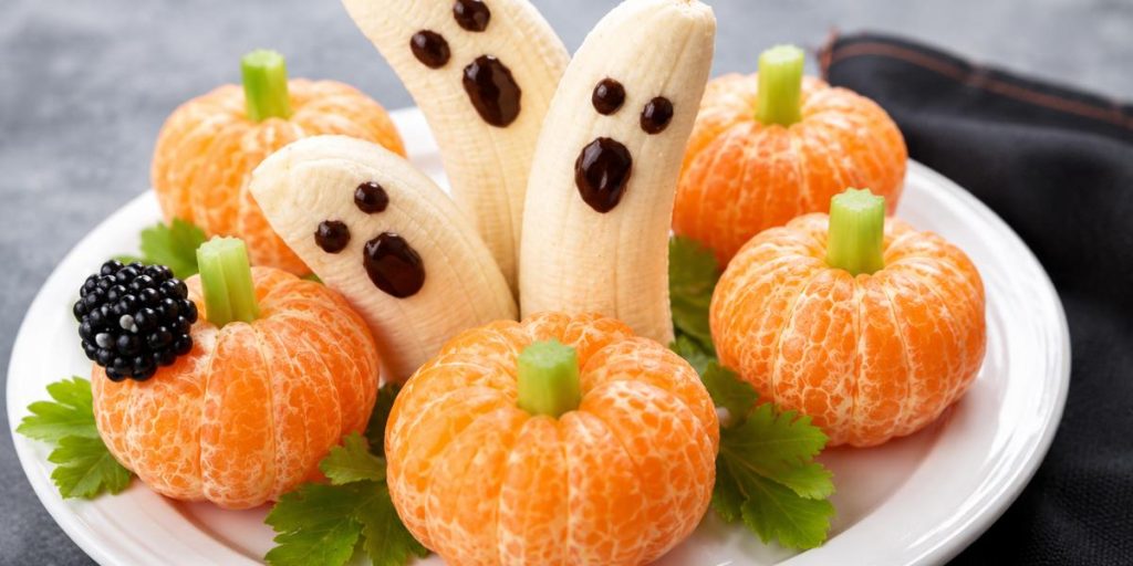 Merienda de Halloween con plátanos fantasma y mandarinas decoradas