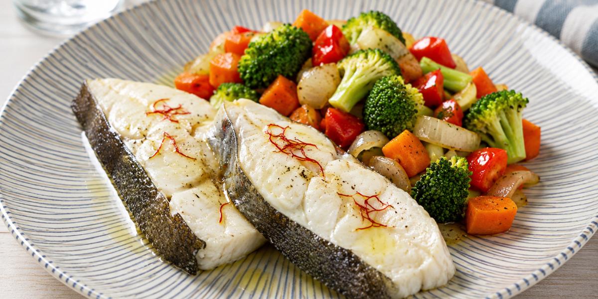 Rodaballo al vapor con verduras salteadas