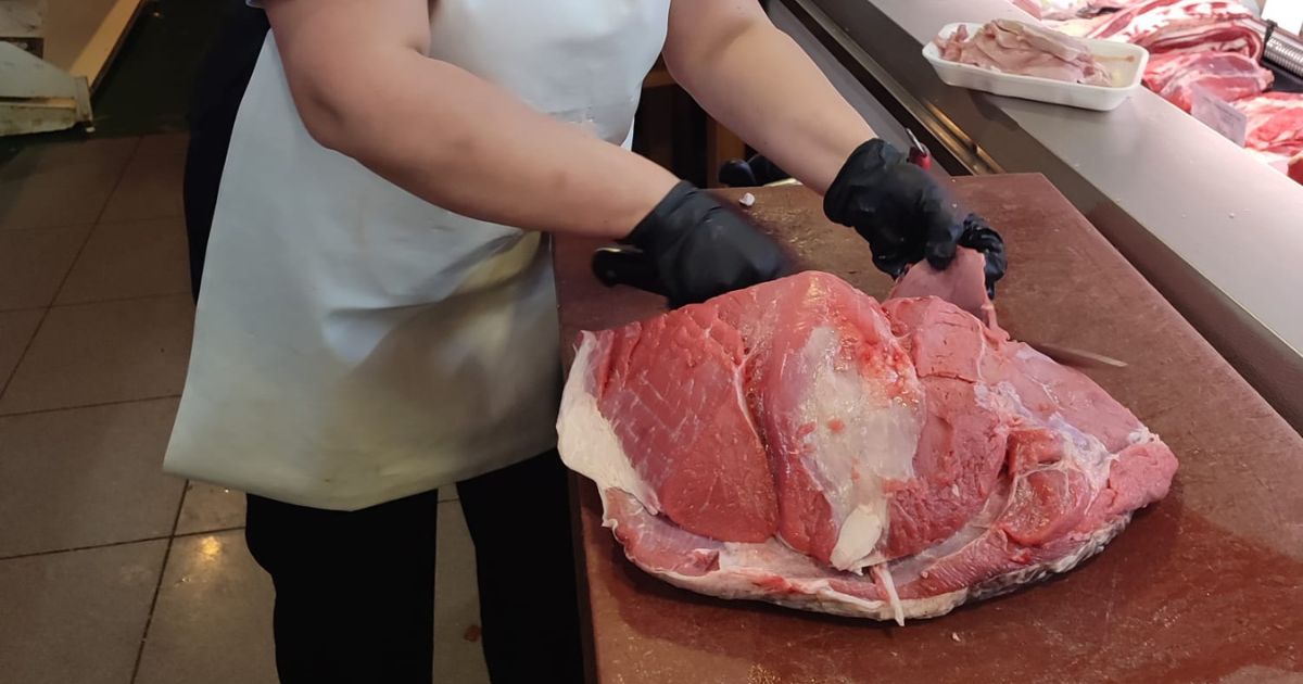 Detalle de carne fresca para barbacoa en Mercamás Casal
