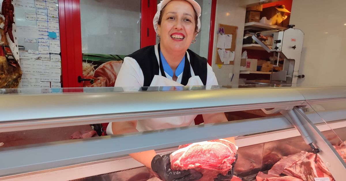 Carne fresca en mostrador de Mercamás Casal en Salvaterra de Miño