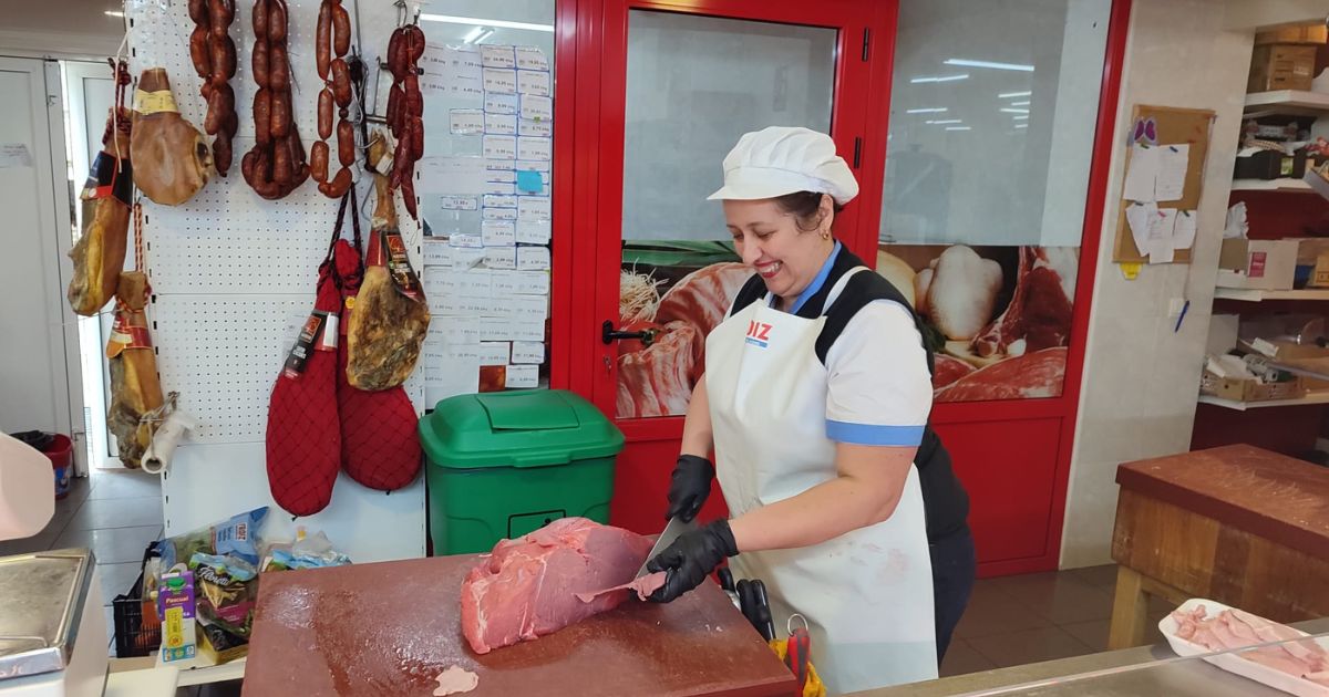 Preparación de carne en carnicería de Mercamás Casal en Salvaterra de Miño