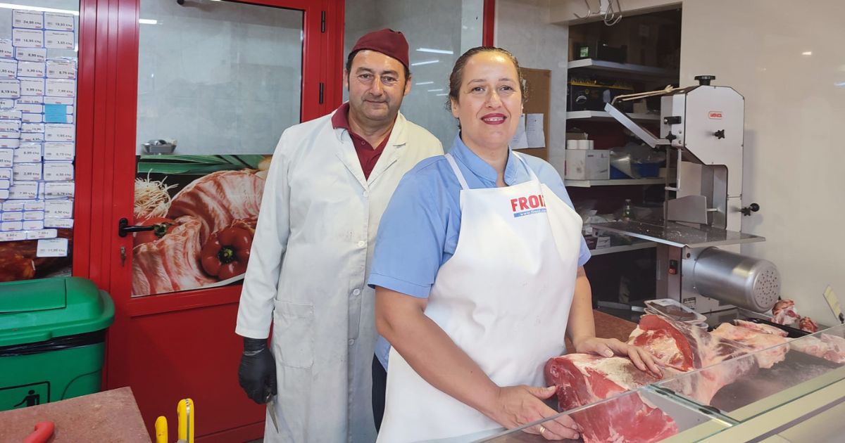Equipo de carnicería de Mercamás Casal preparando carne fresca
