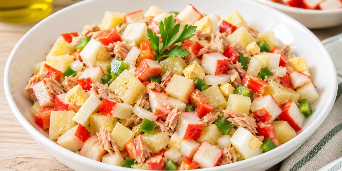 Ensalada de cangrejo con patata, atún, huevo y verduras frescas