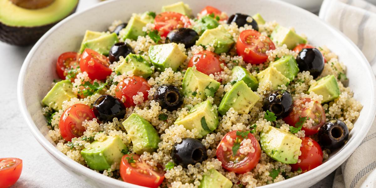 Ensalada de quinoa con aguacate, tomates cherry y aceitunas negras