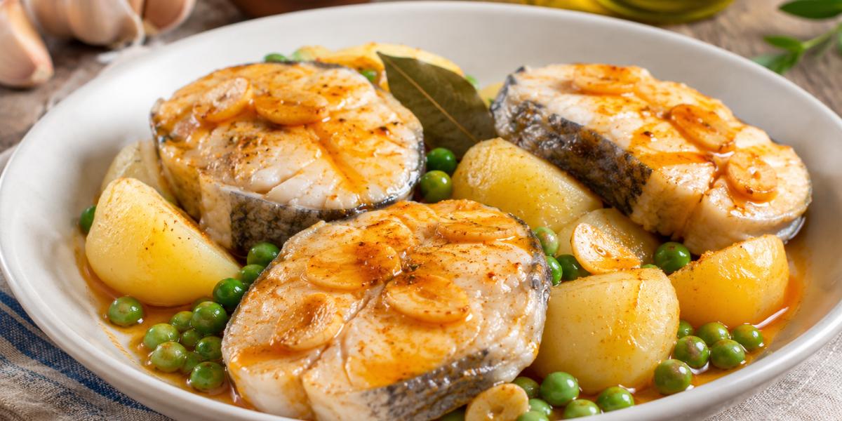 Merluza a la gallega con patatas cocidas y salsa de ajada