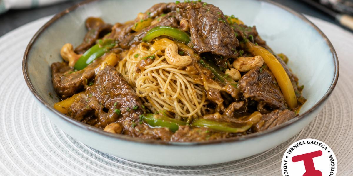 Ternera gallega con fideos chinos, pimientos y anacardos