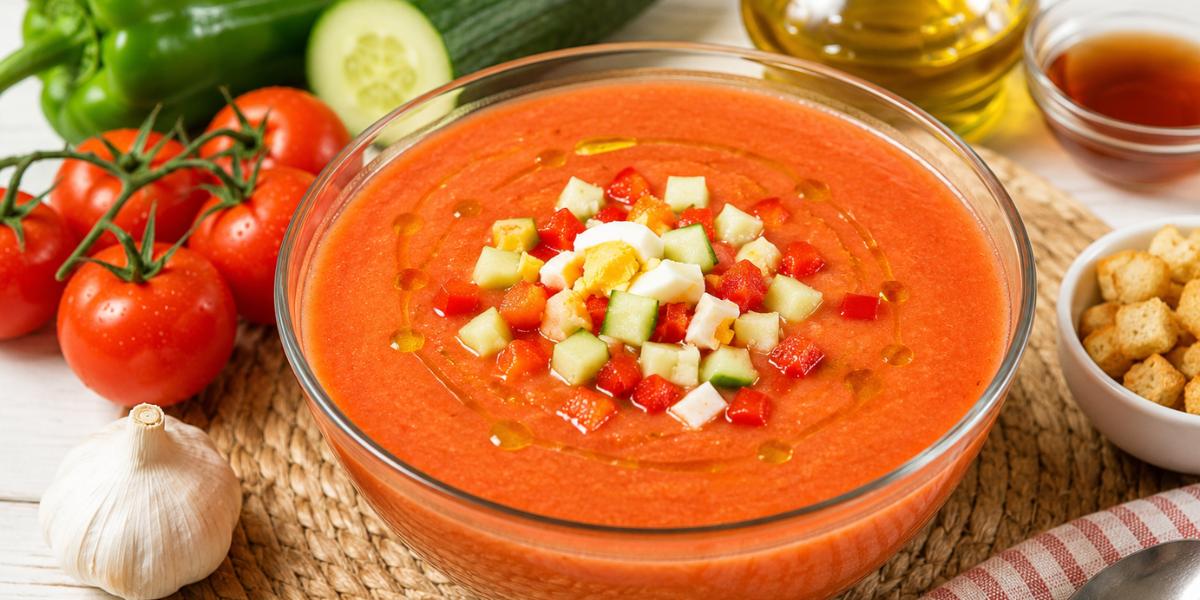 Cuencos de gazpacho tradicional con tomate y verduras frescas
