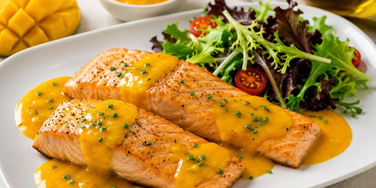 Filetes de salmón con salsa cremosa de mango y ensalada fresca