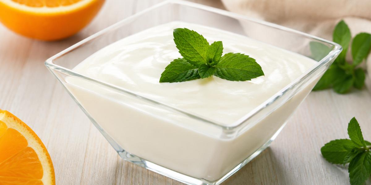 Mousse de yogur a la naranja decorada con hojas de menta