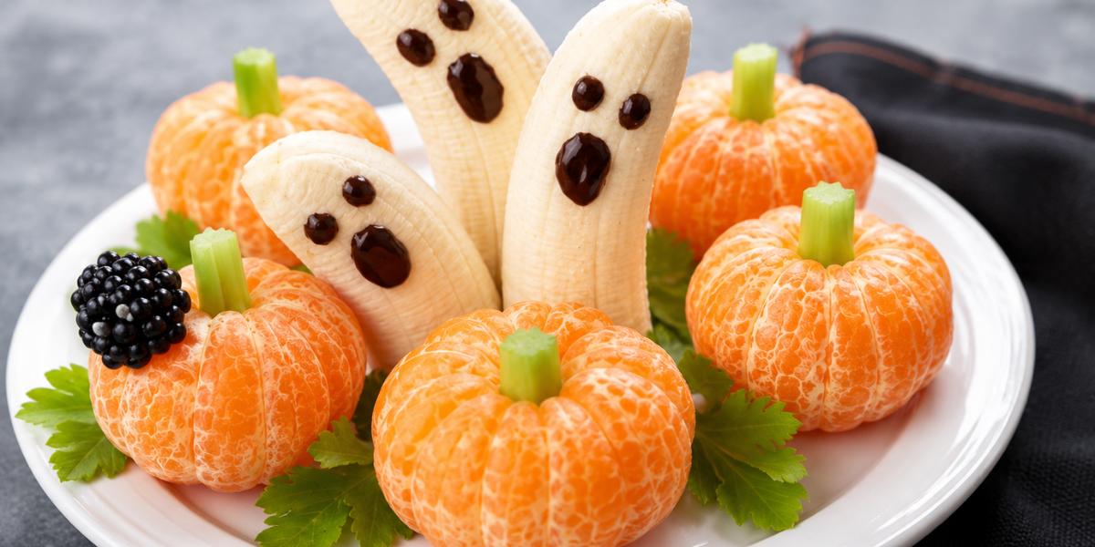 Merienda de Halloween con plátanos fantasma y mandarinas decoradas