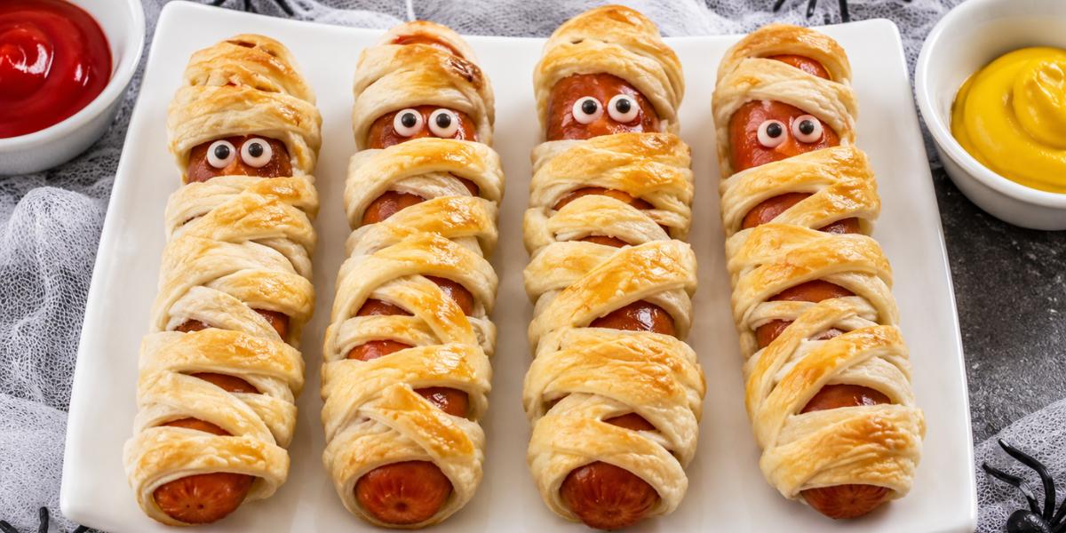 Salchichas momia envueltas en hojaldre decoradas para Halloween