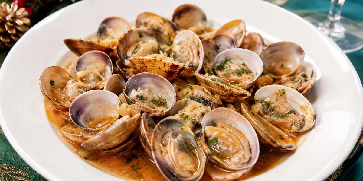 Almejas a la marinera con salsa casera y perejil fresco