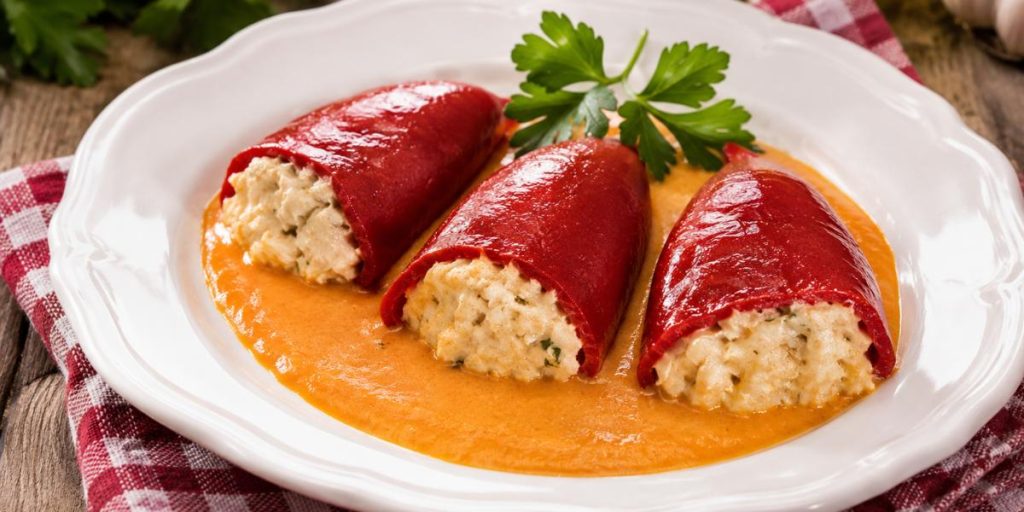 Pimientos del piquillo rellenos de bacalao con salsa cremosa