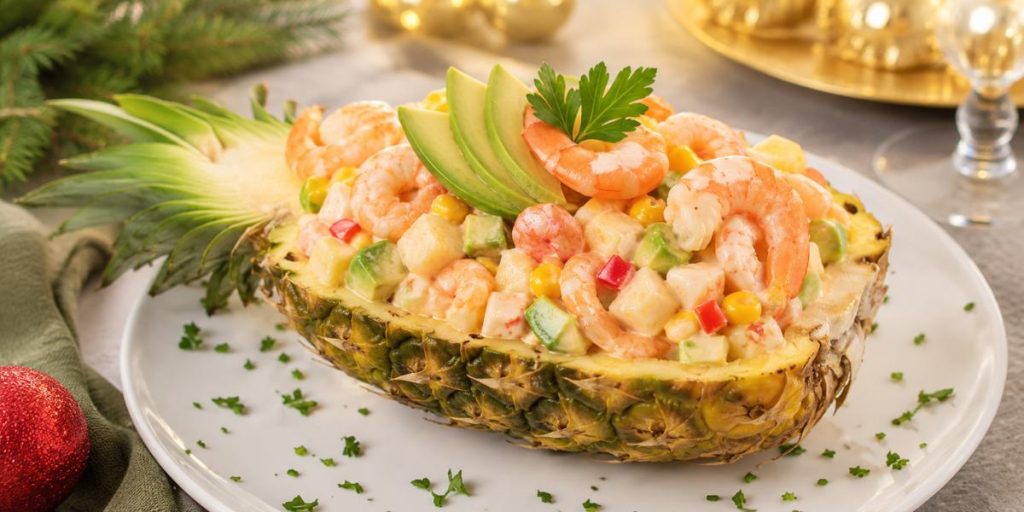 Piña rellena de cóctel de marisco con aguacate y langostinos