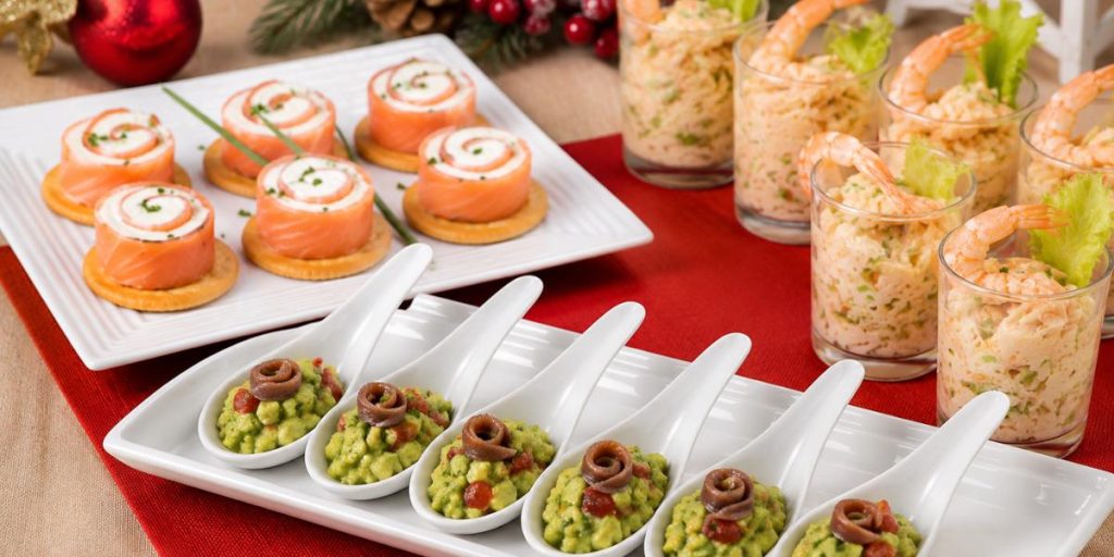 Entrantes de Navidad con salmón, aguacate y vasitos de langostinos