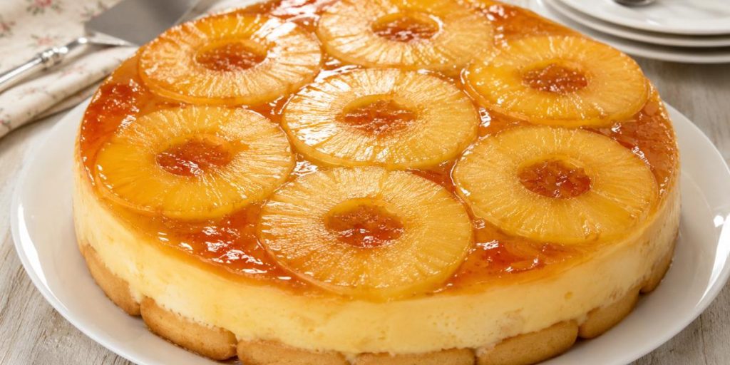 Tarta de piña sin horno con caramelo y rodajas de piña en plato blanco