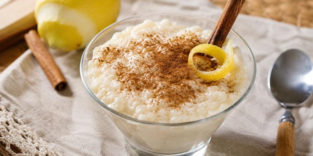 Arroz con leche casero con canela y limón