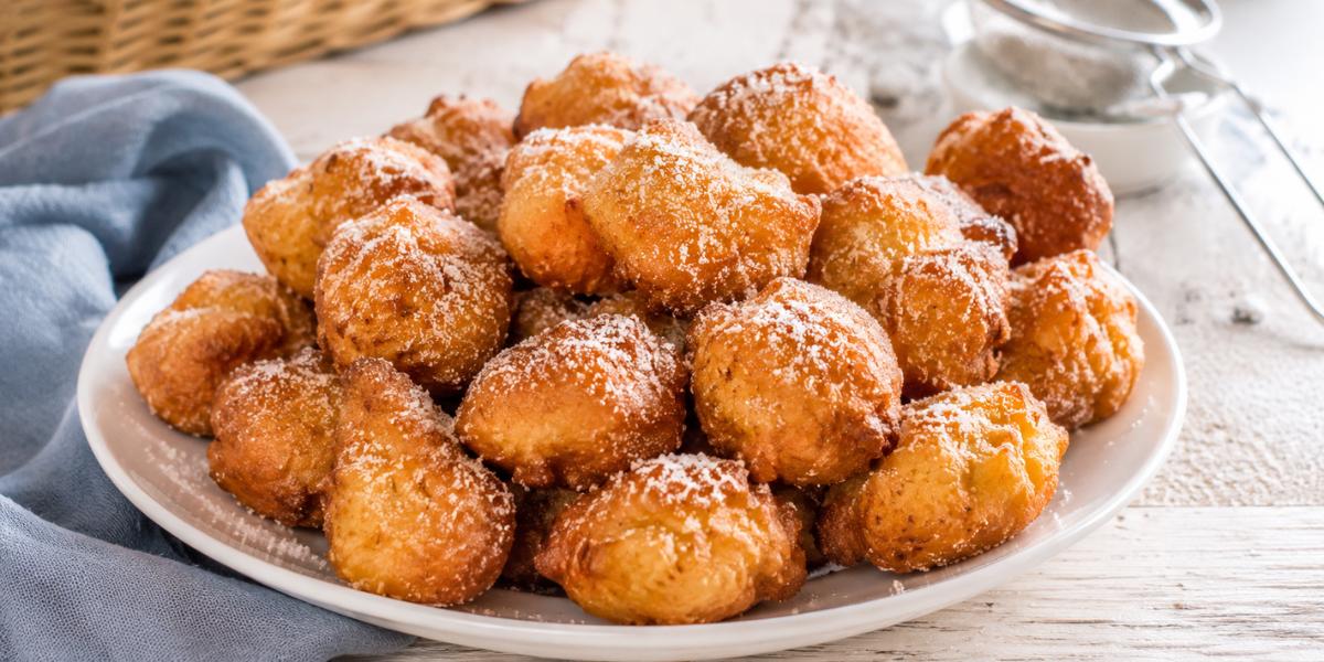 Buñuelos de viento caseros espolvoreados con azúcar