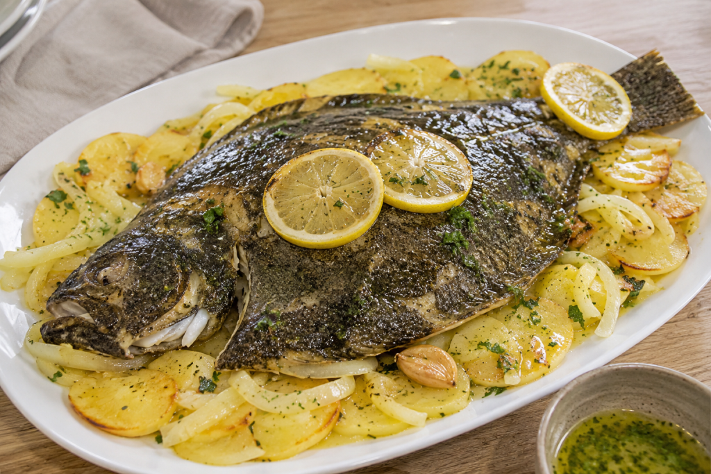 Rodaballo al horno con limón y patatas