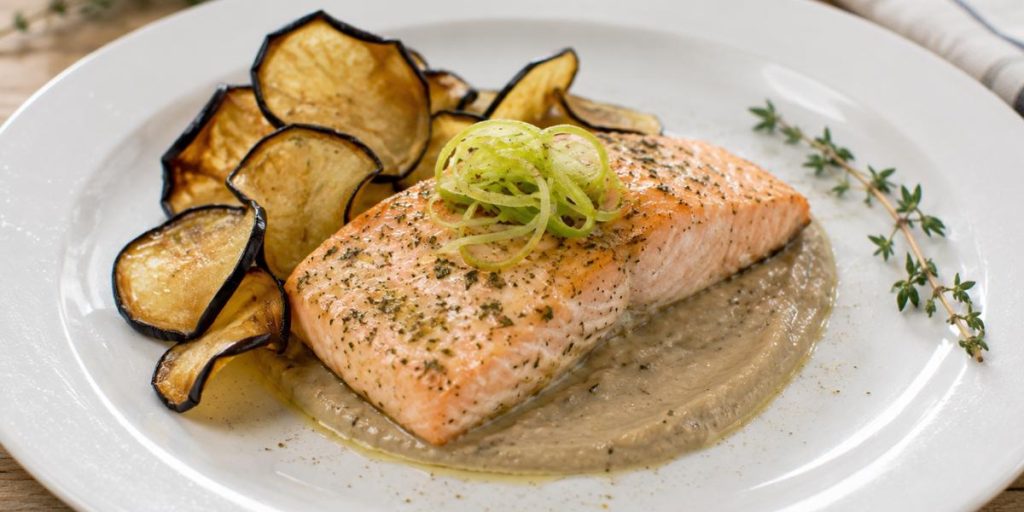 Salmón al horno con chips de berenjena