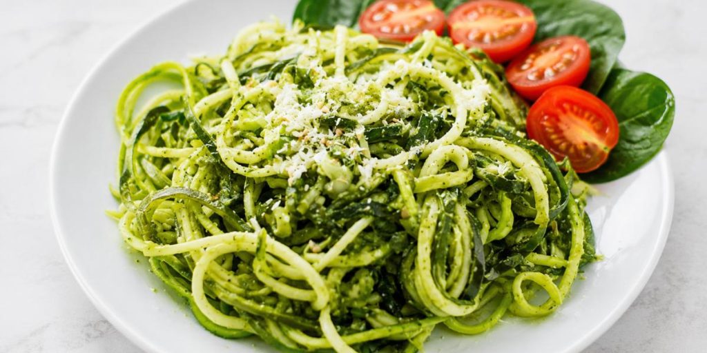 Espaguetis de calabacín con salsa pesto y tomates cherry