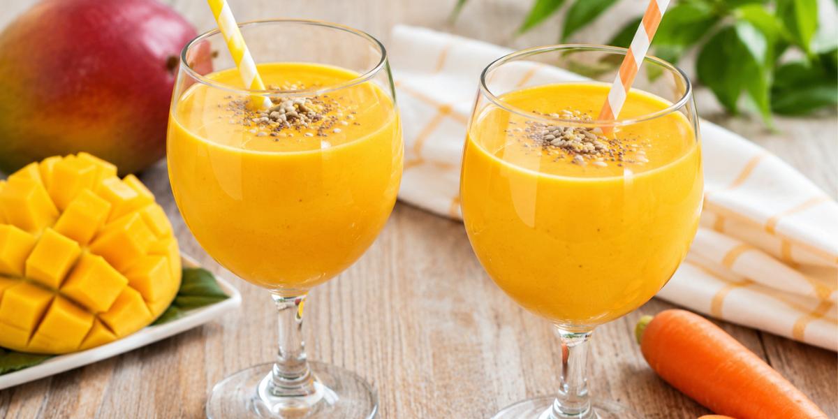 Smoothie de mango y zanahoria servido en copas