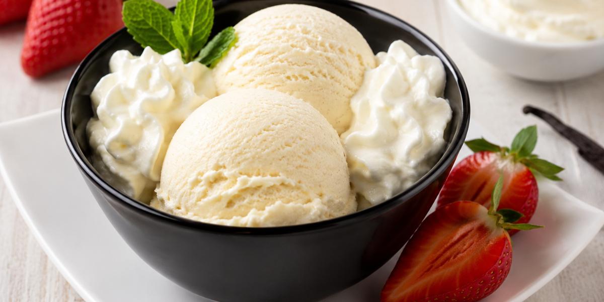 Helado de vainilla casero con nata y fresas