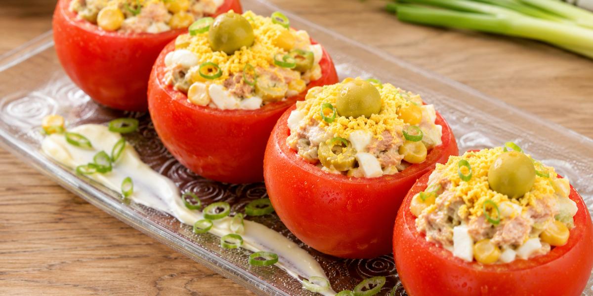 Tomates rellenos de atún, huevo y aceitunas
