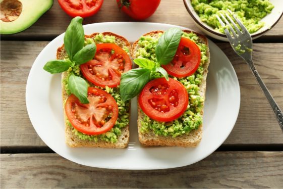 Tostas integrales con aguacate y tomate