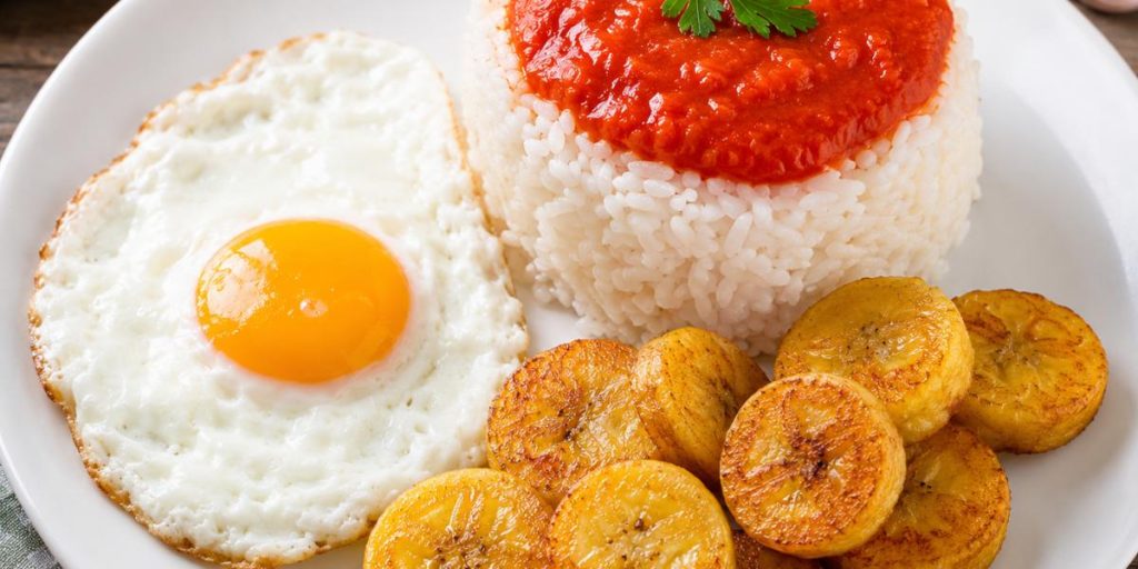 Arroz a la cubana con huevo frito y plátano