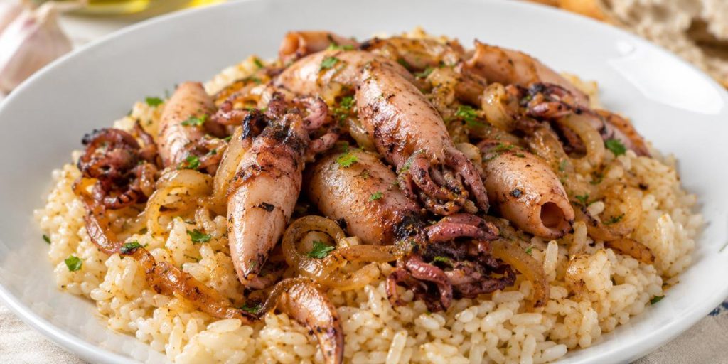 Arroz con chipirones salteados y cebolla caramelizada