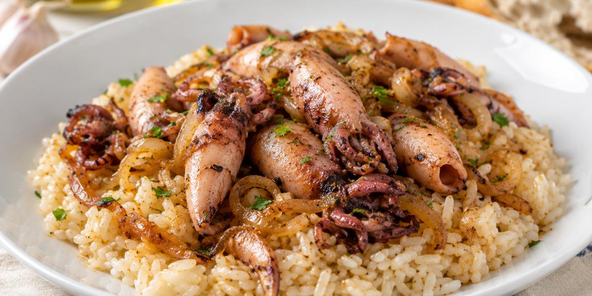 Arroz con chipirones salteados y cebolla caramelizada