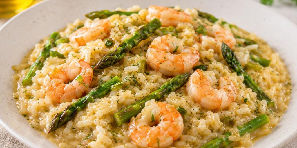 Arroz meloso con espárragos trigueros y langostinos
