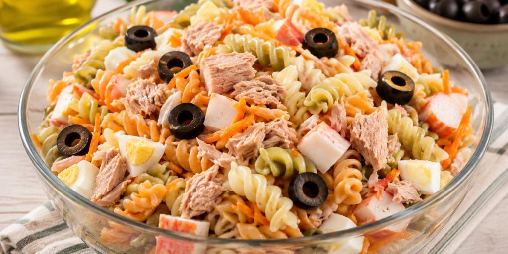 Ensalada de pasta con atún, huevo y aceitunas negras