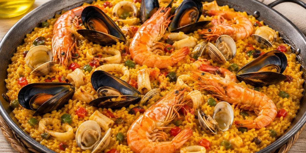 Paella de marisco con mejillones, gambas y calamares