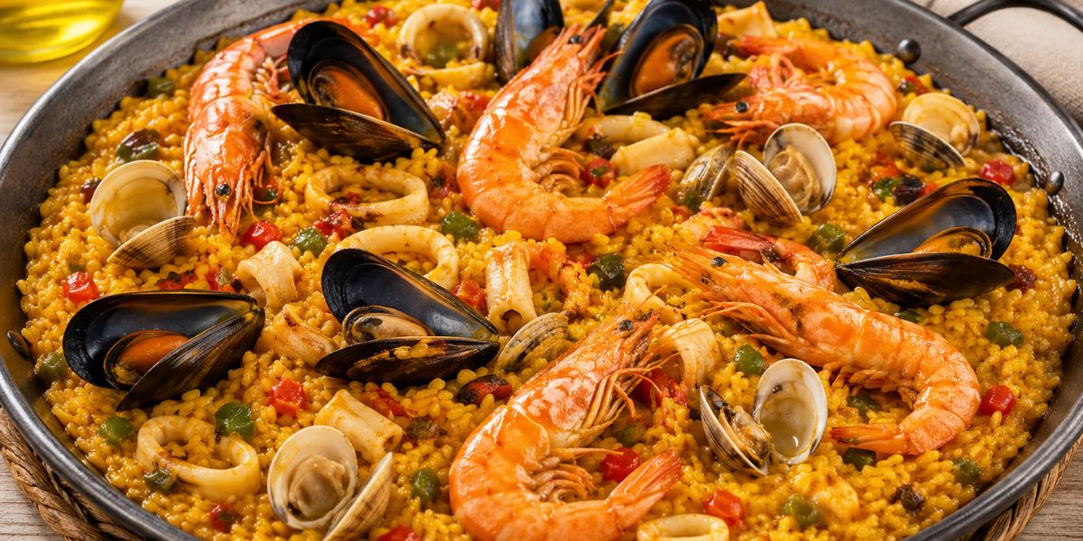 Paella de marisco con mejillones, gambas y calamares