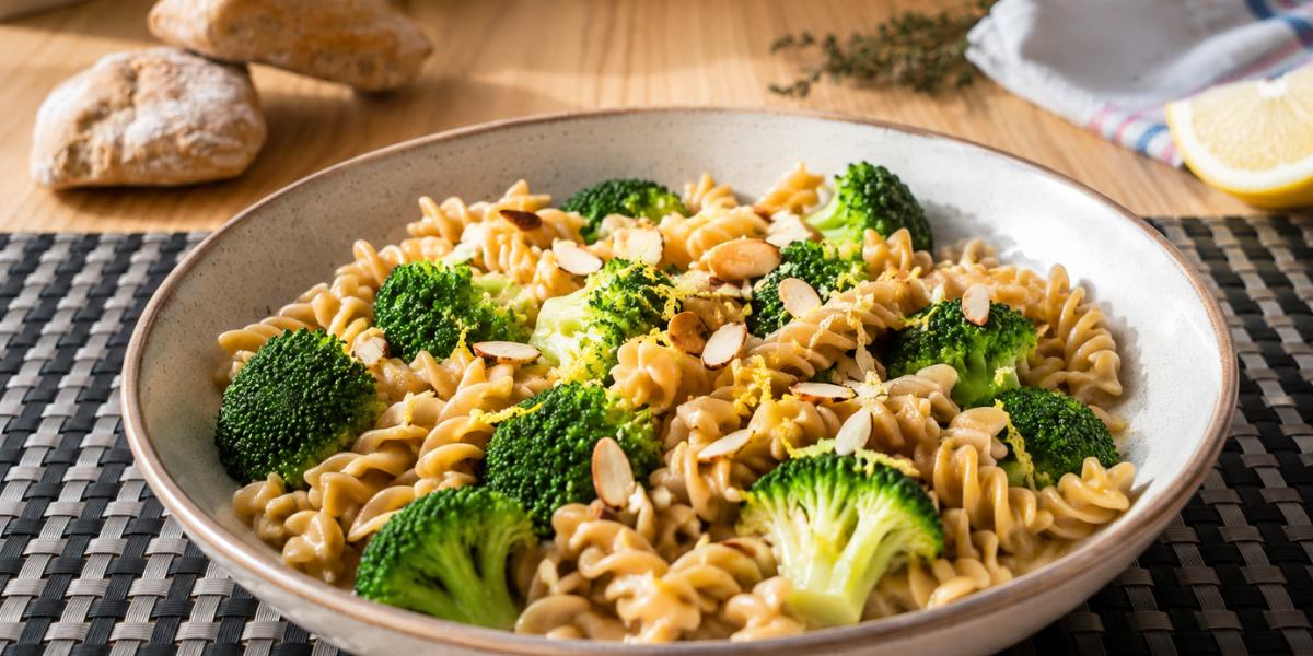 Pasta con brócoli, almendras y limón
