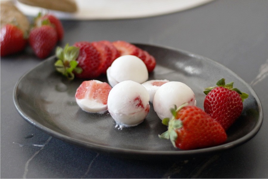 Bolitas heladas de yogur con fresas