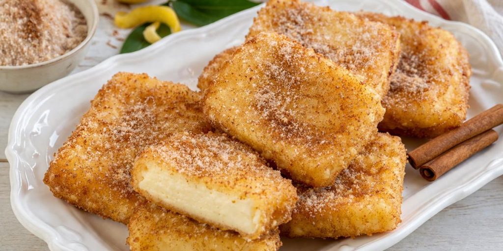Leche frita casera con azúcar y canela en plato