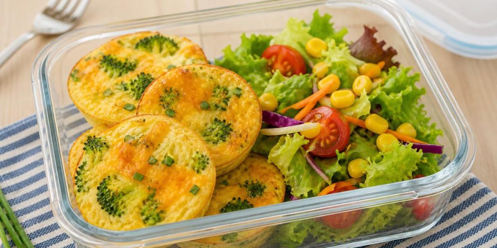 Muffins de huevo con brócoli y queso cheddar en tupper con ensalada