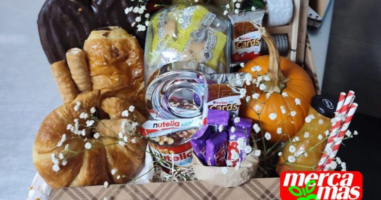 Cesta con fruta y dulces para desayuno o regalo