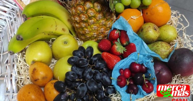 Cesta de fruta fresca con variedad de productos