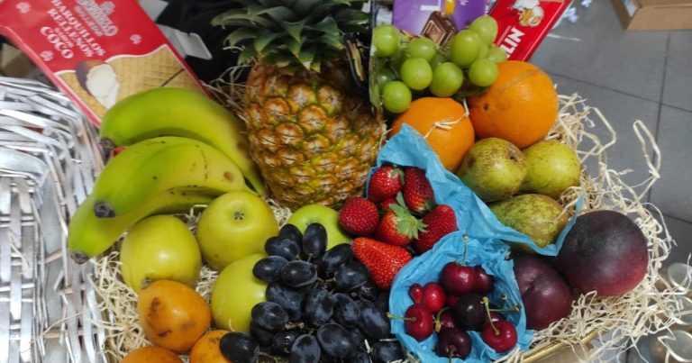 Cesta de fruta con variedad y colores