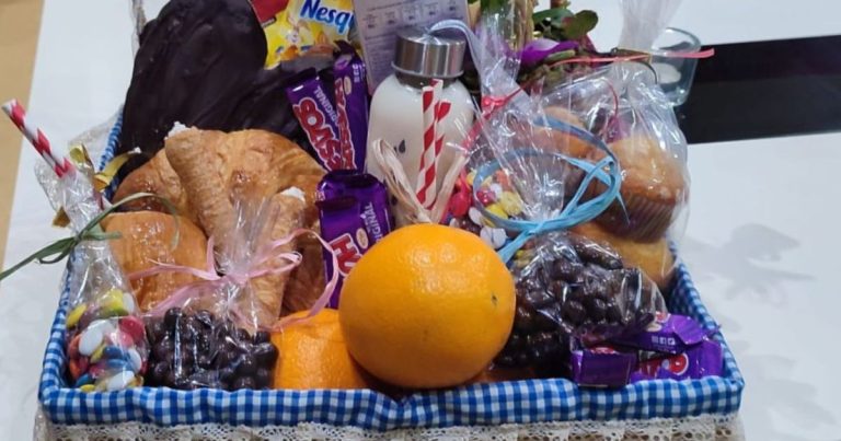 Cesta de fruta preparada para eventos