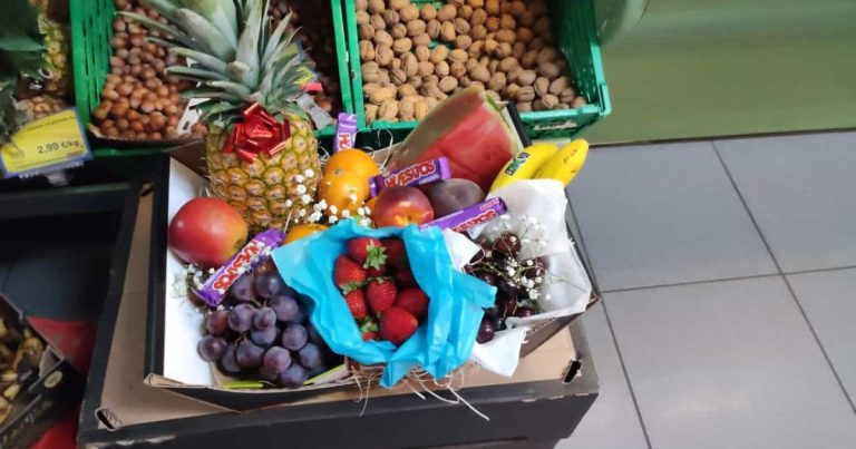 Cesta de fruta preparada en tienda