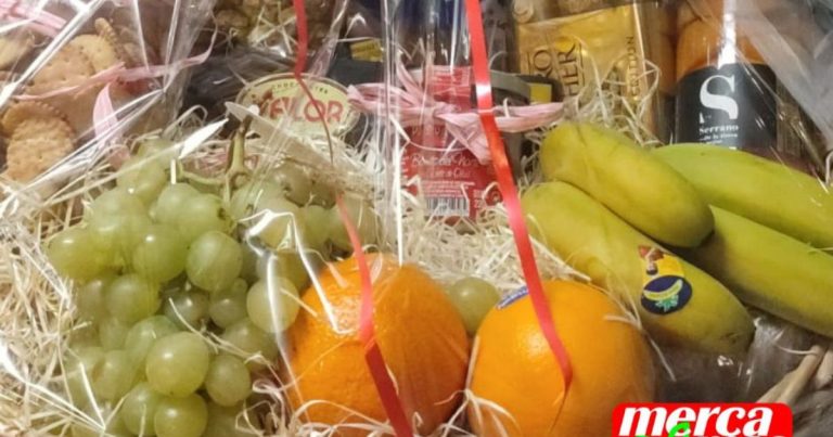 Cesta de fruta fresca lista para regalar