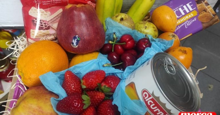 Cesta de fruta preparada con presentación especial