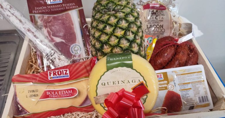 Cesta de fruta con queso y productos gourmet