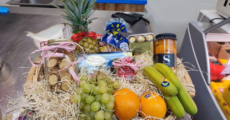 Cesta de fruta completa con variedad de productos