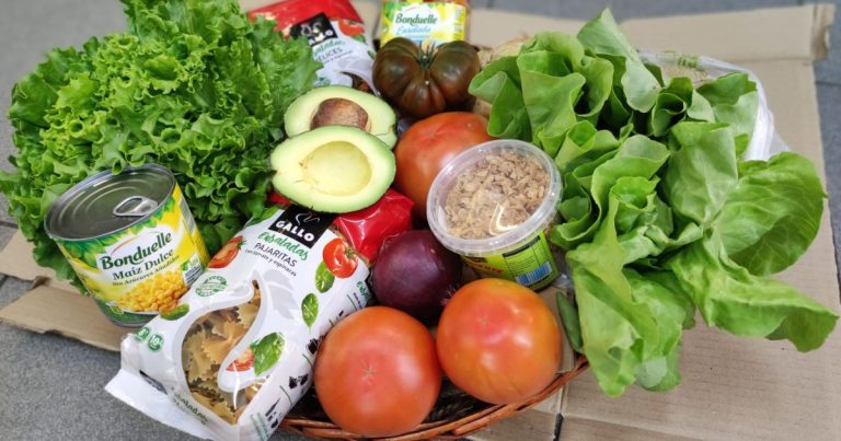 Cesta de fruta con productos frescos y saludables